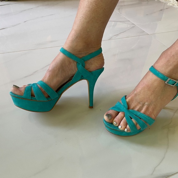 Vince Camuto  Turquoise Suede Platform Heel Never worn - Picture 3 of 5